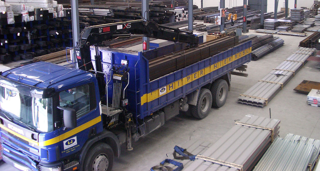 Gran flota de camiones para entrega nacional de calidad en Hiper hierros